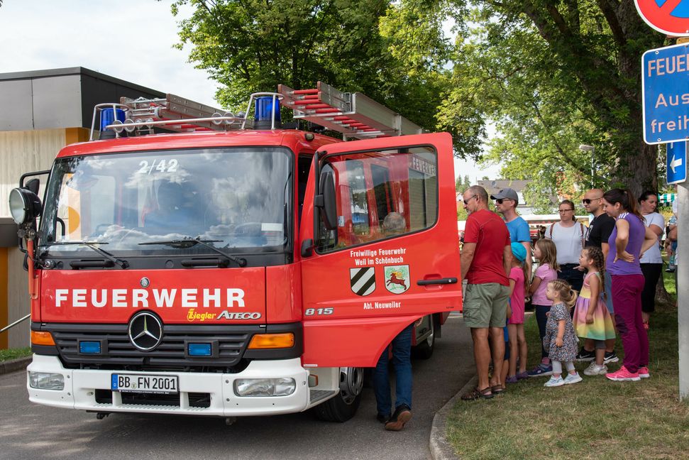 Einmal mit dem Feuerwehrauto herumkurven - für viele kleine Neuweilemer wurde ein Traum war. Bild: Nüßle