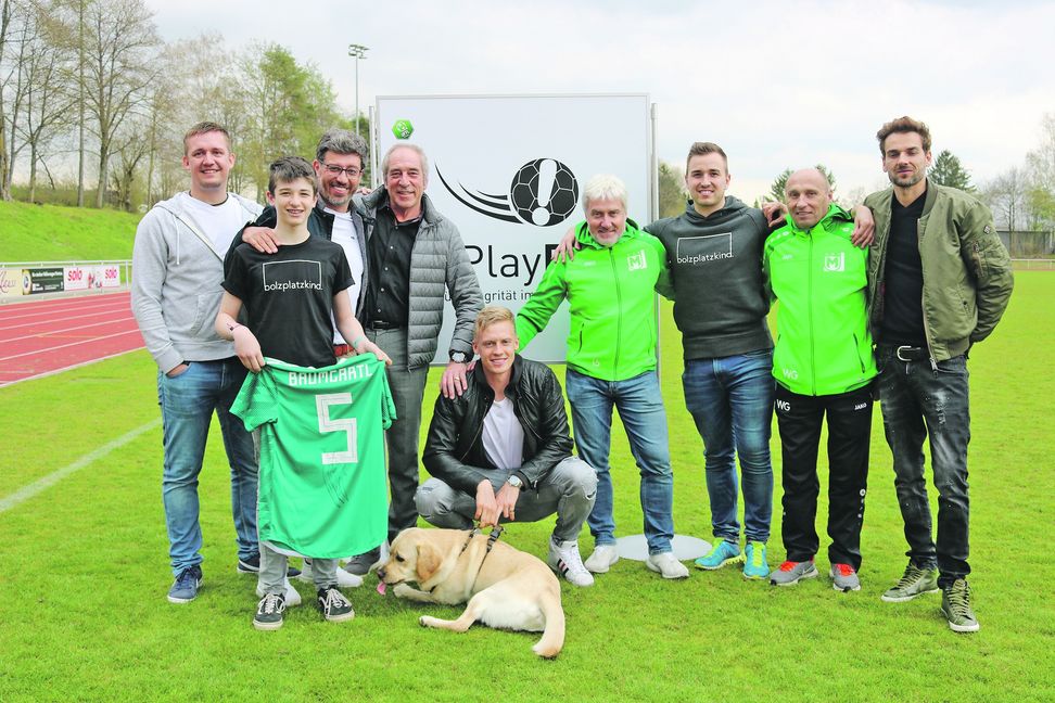 Gruppenbild mit Fußball-Star Timo Baumgartl im Maichinger Allmendstadion (von links): Dominik Peters, Moritz Vogt, Claus Vogt, Oliver Bauss, Timo Baumgartl mit seinem Hund Jimi, Jochen Kienle, Marcel Proß, Wolfgang Gurka und Tobias Rieger. Bild: Bilaniuk