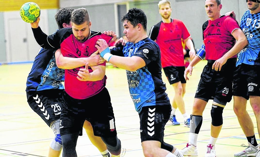 Manuel Rippl (mit Ball) und der SV Magstadt standen in Renningen auf verlorenem Posten. Bild: automotorart/A
