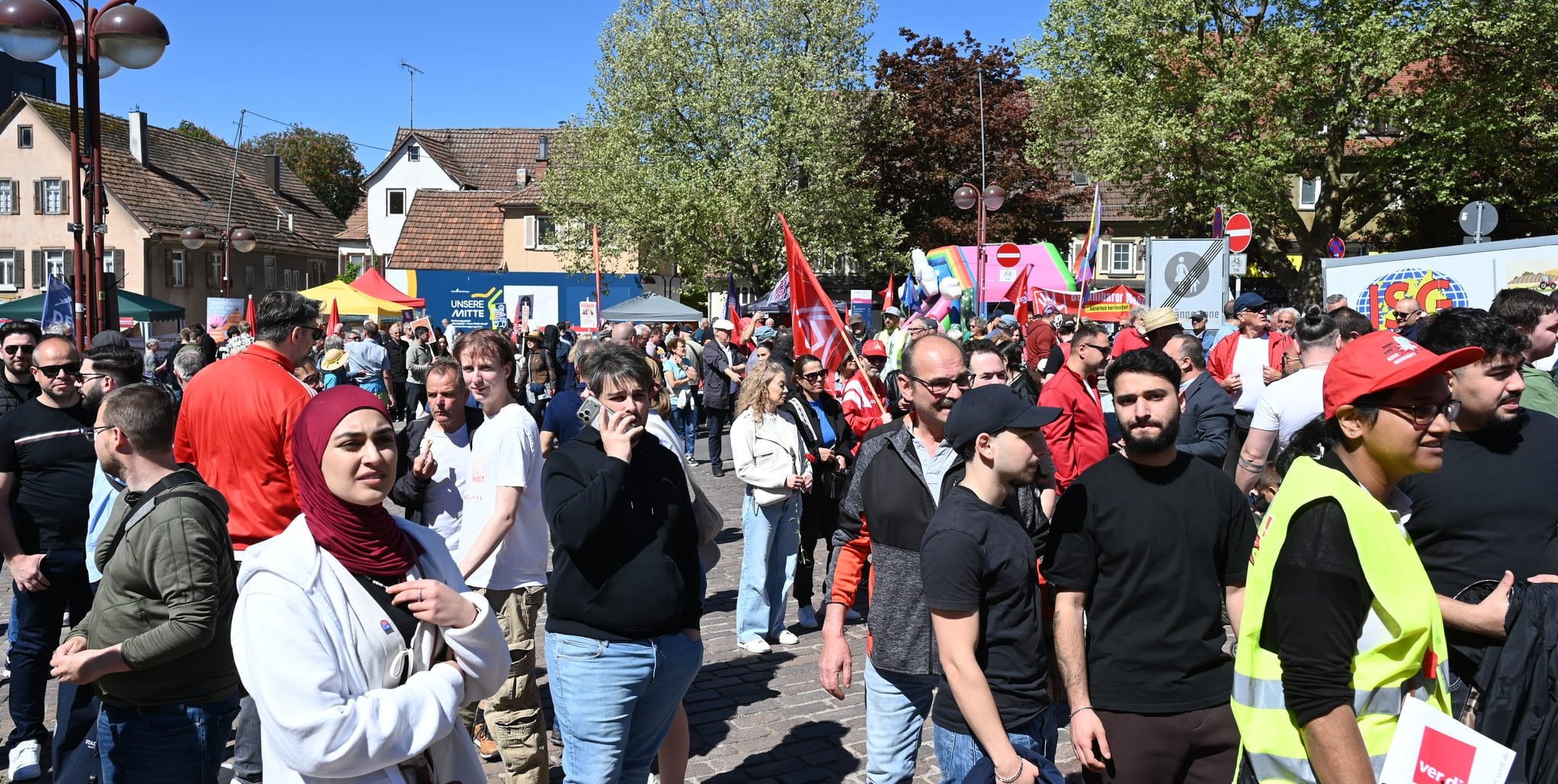 Kundgebungsteilnehmer auf dem Sindelfinger Marktplatz. Bild: Reichert