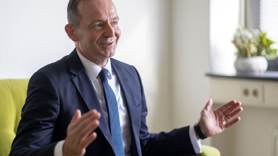 Menschen für Bus und Bahn überzeugen, darum geht es für Minister Wissing. Wenn es zu einem Kundenansturm kommt, ist das für ihn so gar nichts Negatives.