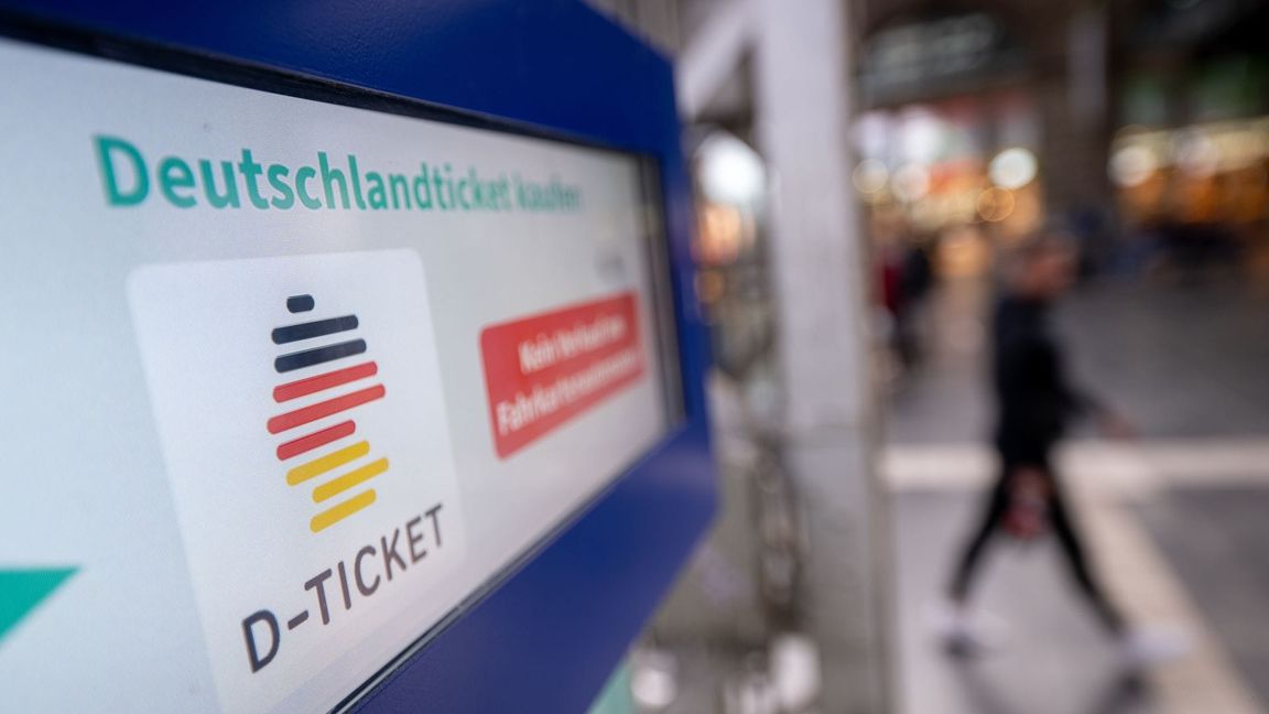 Mit dem Deutschlandticket ist die Nutzung von Bussen und Bahnen deutlich einfacher und für viele Menschen auch günstiger geworden (Archivbild).
