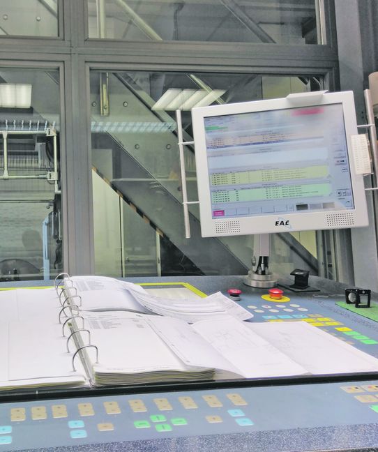 Der Leitstand im Z-Druck Sindelfingen: Der Schaltplan der Anlage stand gestern hoch im Kurs, um die einzige Zeitungsdruckerei im Kreis Böblingen wieder flott zu bekommen. Bild: Schweiker