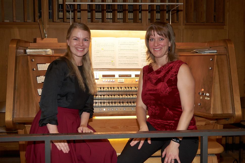 Sopranistin Dominika Majdanova (links) und Organistin Zuzana Kissova an der Orgel in der Martinskirche. Bild: Heiden