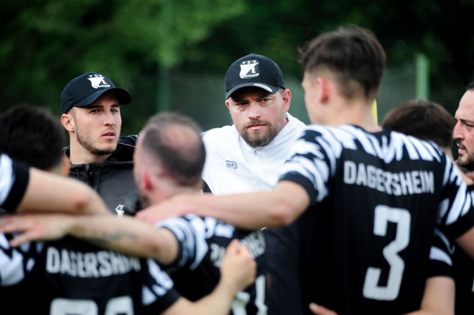 Marco Bernhardt (links) und Dagersheims Cheftrainer Tim Lehle wollen den TSV zum Klassenverbleib in der Bezirksliga fürhren. Bild: photostampe