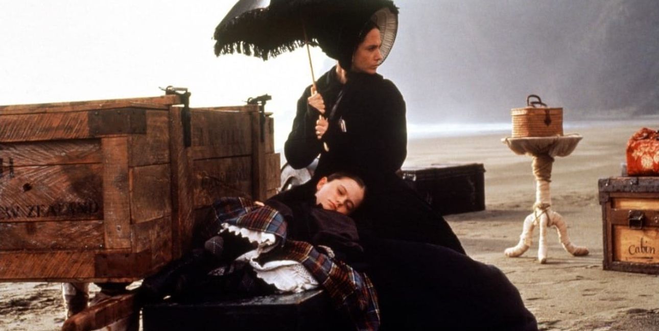 Holly Hunter am Strand von Neuseeland. Im Gepäck: „Das Piano“.