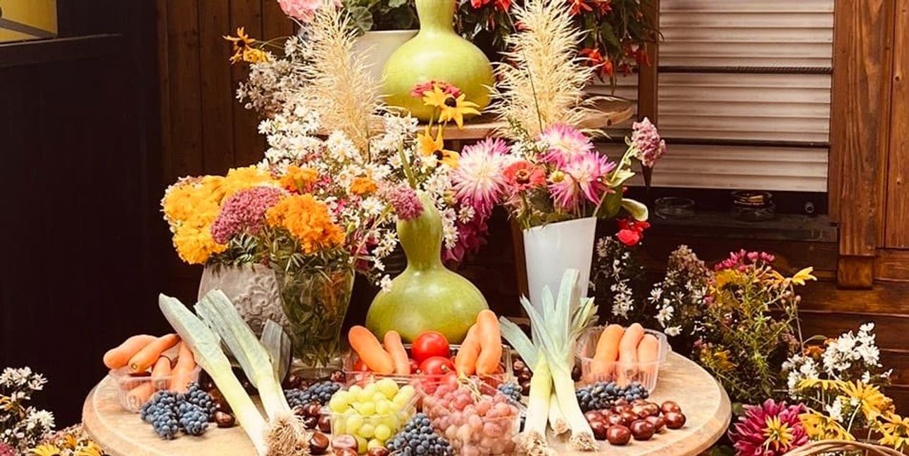 Der Gabentisch vor dem Eingang des Vereinsheims Die Gartenfreunde spenden alles dem Tafelladen.