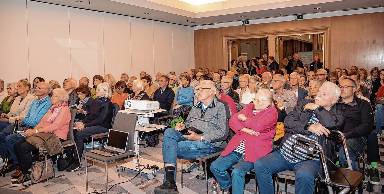 Voll besetzter Vortragssaal.