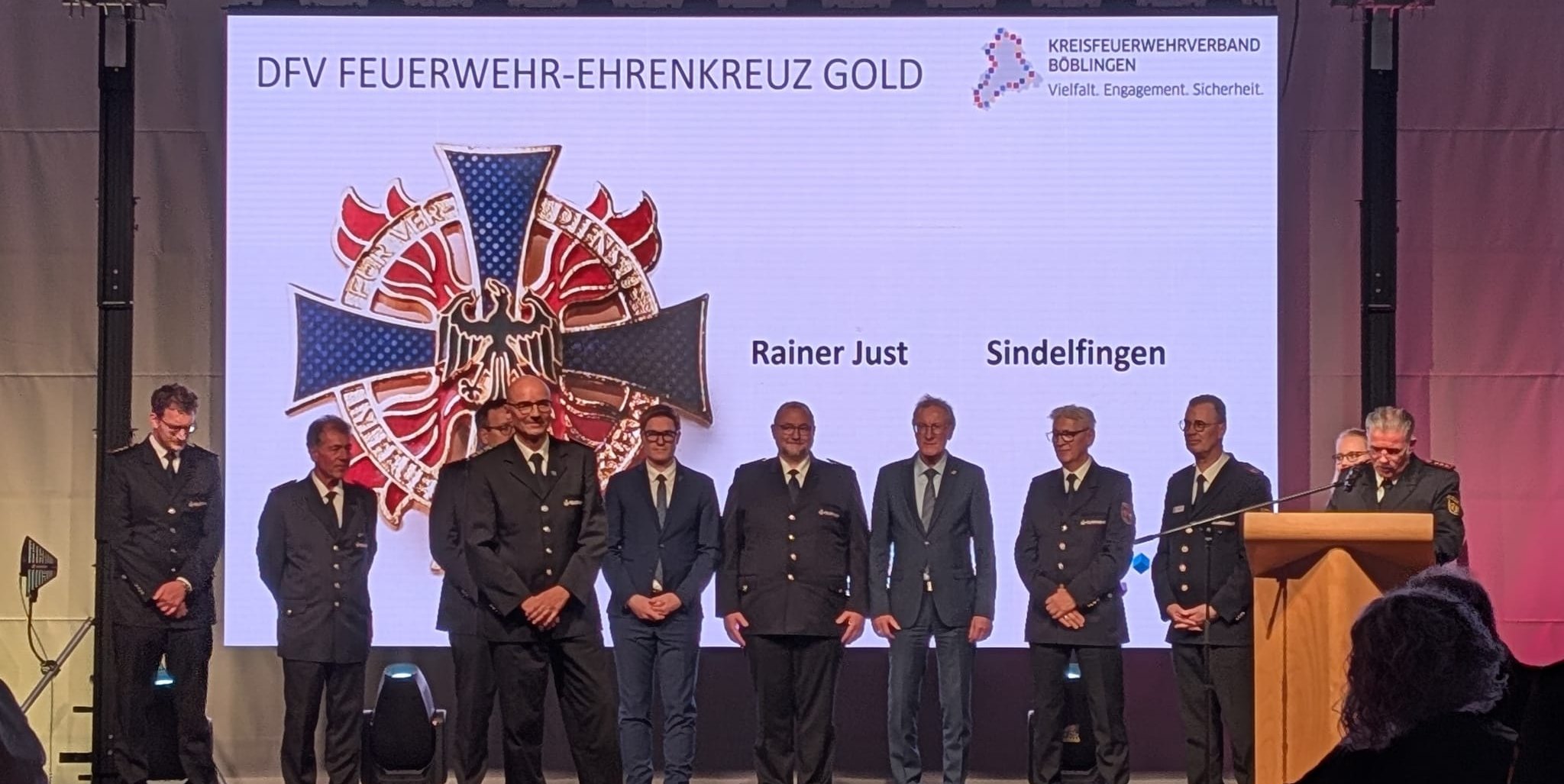 In Steinenbronn fand der diesjährige Ehrungsabend des Kreisfeuerwehrverbandes Böblingen statt. Eröffnet wurde der Abend vom Vorsitzenden des Kreisfeuerwehrverbandes Böblingen, Markus Priesching (rechts, am Rednerpult).