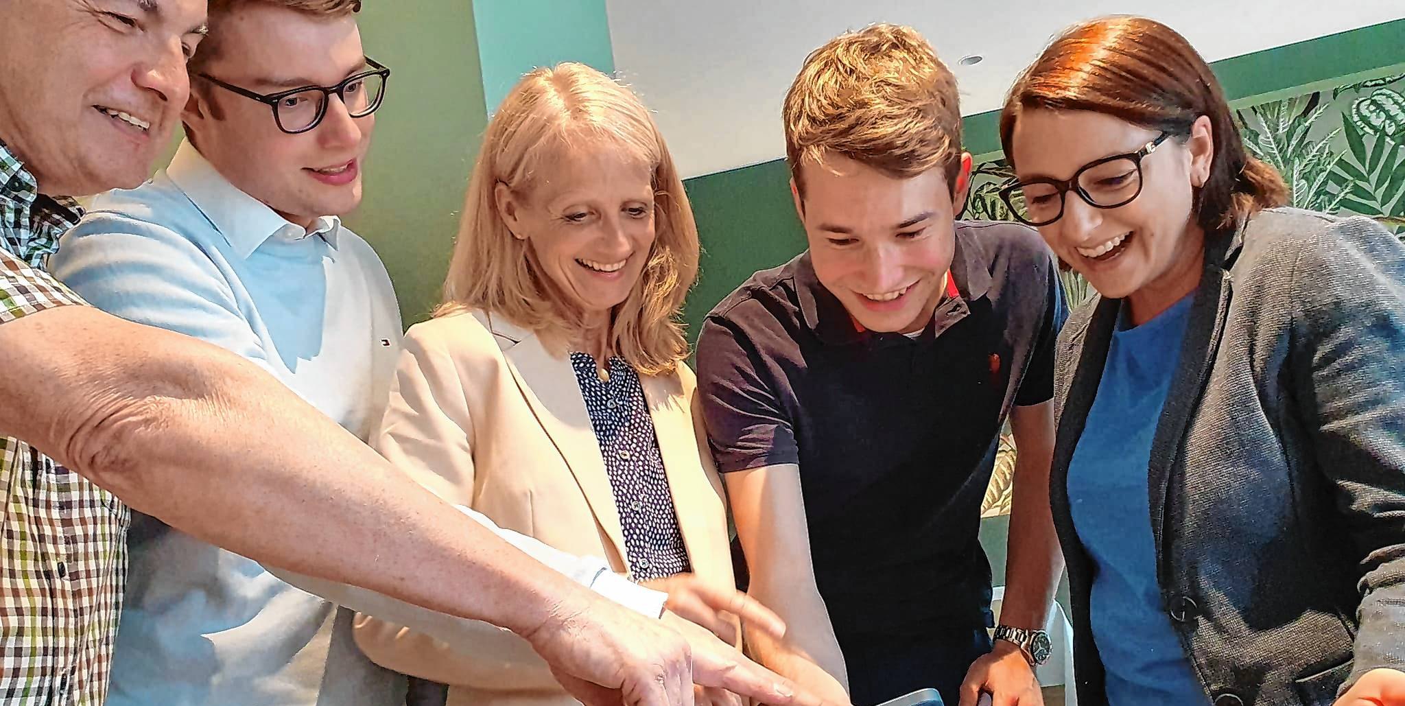 CDU'lerin Maike Stahl (Mitte) freut sich: Sie ist Stimmenkönigin, und ihre Partei bleibt stärkste Kraft im Sindelfinger Gemeinderat. Die Union erhielt 26,86 Prozent der Stimmen.