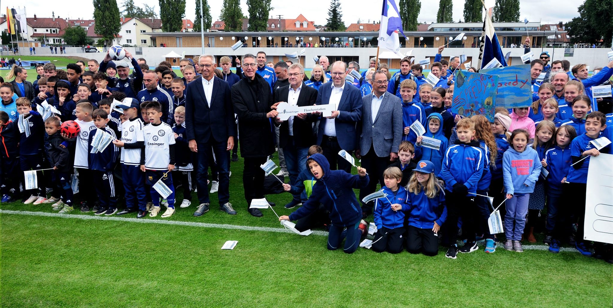 Schlüsselübergabe mit Sindelfingens Erstem Bürgermeister Christian Gangl, Leichtathletik-Abteilungsleiter Jürgen Kohler, VfL-Ladies-Präsident Josef Klaffschenkel, Oberbürgermeister Dr. Bernd Vöhringer und VfL-Präsident Dr. Heinrich Reidelbach (im Zentrum von links).