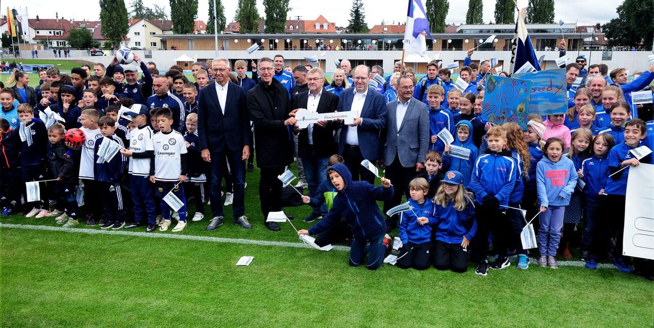 Schlüsselübergabe mit Sindelfingens Erstem Bürgermeister Christian Gangl, Leichtathletik-Abteilungsleiter Jürgen Kohler, VfL-Ladies-Präsident Josef Klaffschenkel, Oberbürgermeister Dr. Bernd Vöhringer und VfL-Präsident Dr. Heinrich Reidelbach (im Zentrum von links).