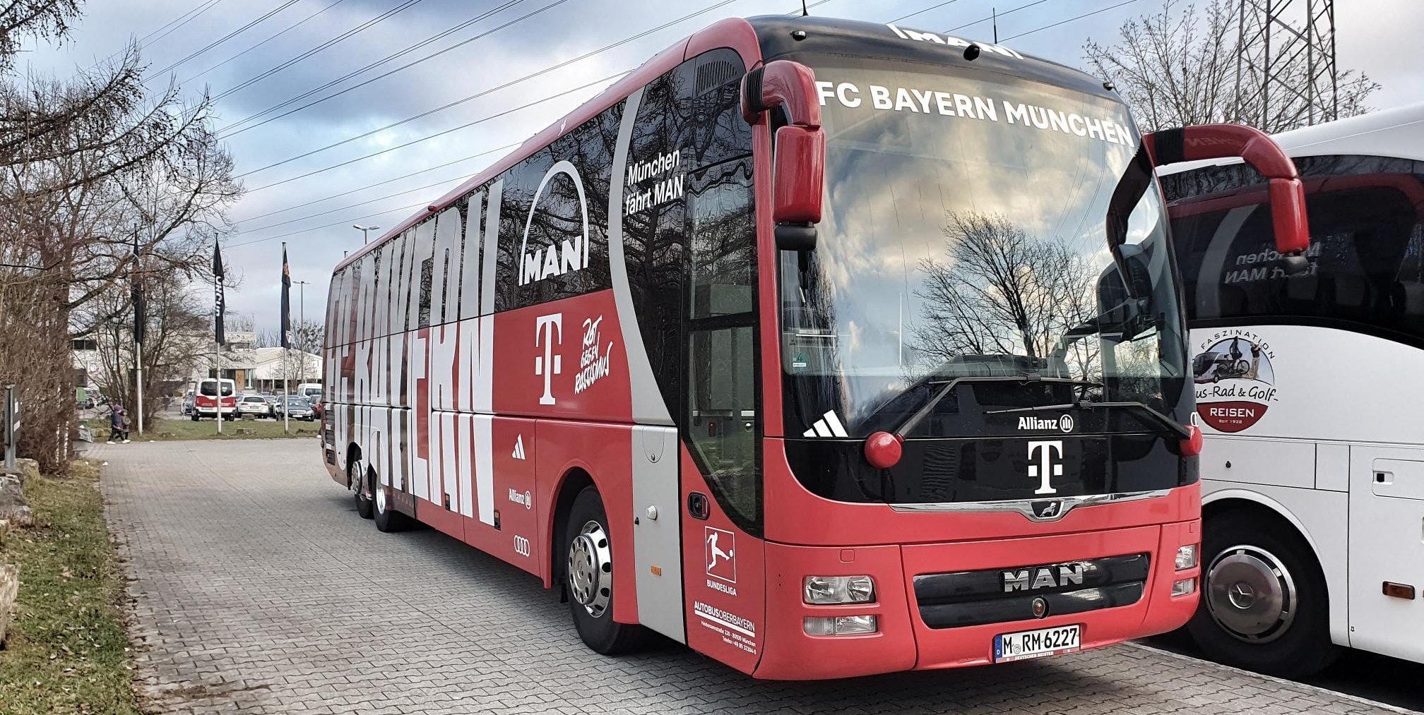 So reisen die Bayern aus München an und marschieren dann durch die Gruppe B. Im ersten Spiel der Zwischenrunde gibt es dann den Dämpfer gegen Genf.