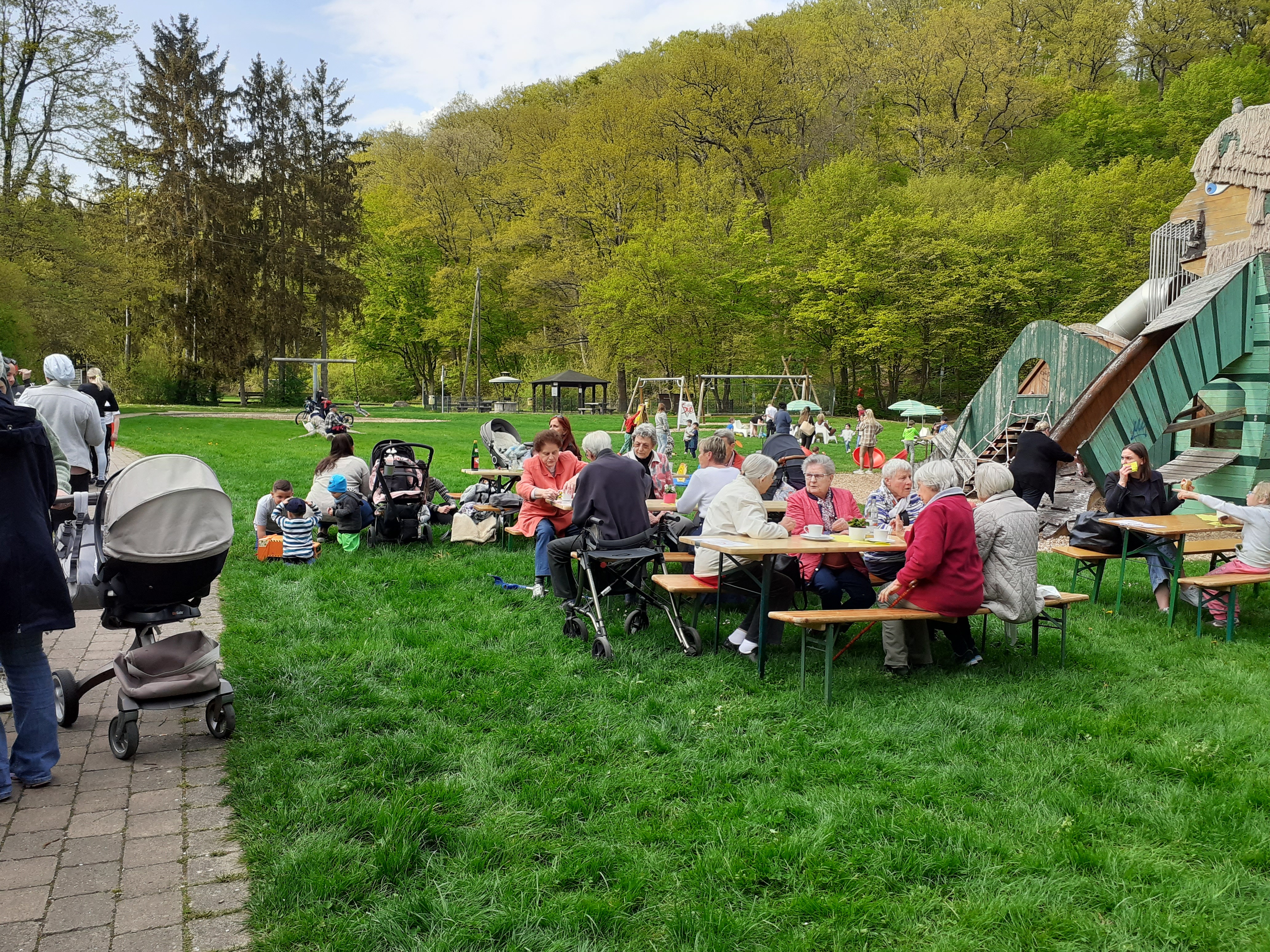 Bei dem Waldfest in der Viehweide kamen Jung und Alt zusammen. Bild: Z
