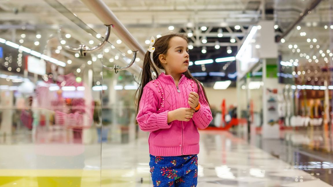 In der bekanntesten Studie zu false memories „Lost in the mall“ erzählten die Forscher um Elizabeth Loftus den Probanden, sie seien als Kind in einem Einkaufszentrum verloren gegangen.
