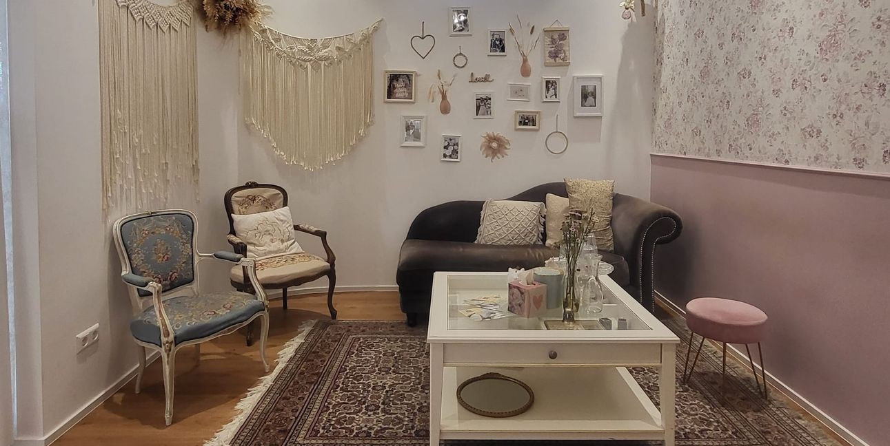 Anproben im „Brautwohnzimmer“: Möbel aus zweiter Hand, Kleider mit Geschichte – Valentine Gässlers Stil hört nicht beim Kleid auf.