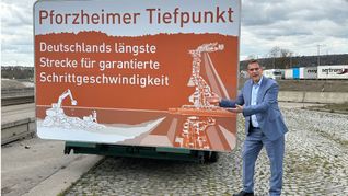 Aprilscherz mir ernstem Hintergrund: Nicht nur der Pforzheimer FDP-Landtagsabgeordnete Erik Schweickert ist genervt von dem Dauerstau auf der A8.