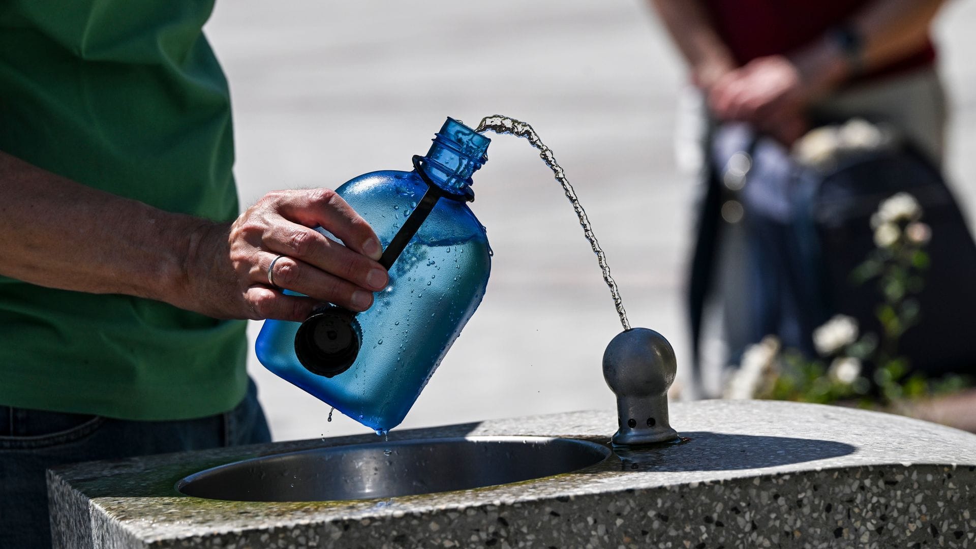 Öffentliche Wasserspender wie hier in Berlin bieten wichtige Erfrischung.