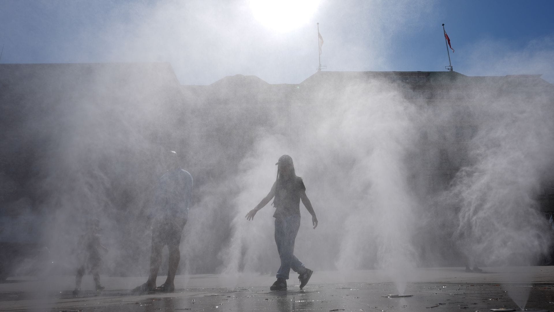 Wassernebel zur Abkühlung: Nicht nur in Hamburg ist jede Hitzepause willkommen.