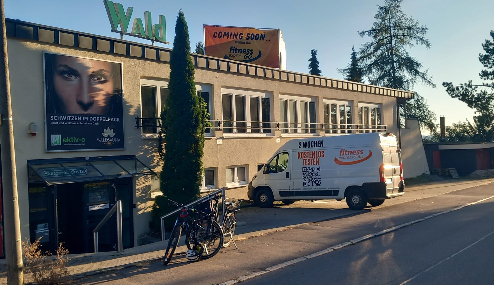 In der ehemaligen Waldsauna wird aktuell gewerkelt, was das Zeug hält. Im November soll dort ein „Fitness Express GO“ eröffnen.