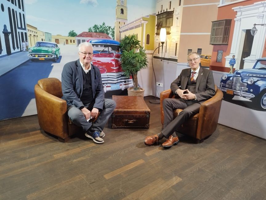 Landrat Roland Bernhard (rechts) ist stolz auf den Landkreis Böblingen, in dem er aktuell keine Wirtschaftskrise sieht. Im Stadtgespräch Böblingen mit Hans-Jörg Zürn (Sindelfinger Zeitung/Böblinger Zeitung) stellt er weitere Themen wie Bildung, Gesundheit oder auch Natur- und Umweltschutz in den Mittelpunkt.