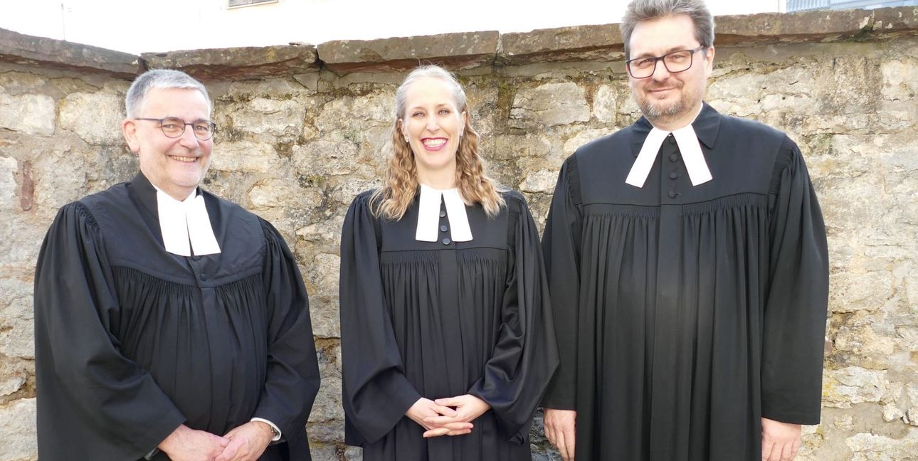 Auf unserem Foto (von links): Pfarrer Markus Joos, Pfarrerin Sarah Schieman und Dekan Markus Frasch.