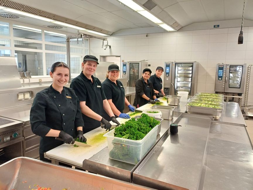Stellvertretende Küchenleiterin Elea Schumann (von links) mit Elena Herdt, Ramany Senathirajah, Mara Bohnet und Miriam Ullmann.