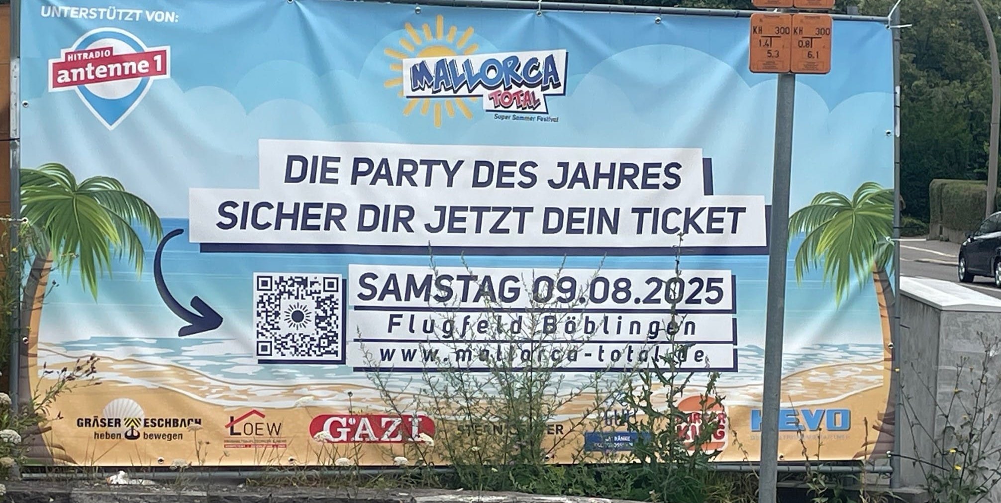 Die Plakate hängen wirksam an vielen Stellen.