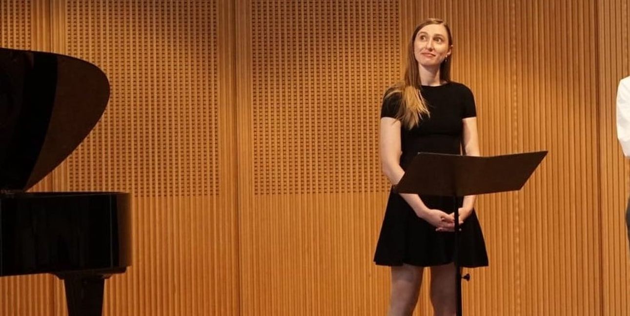Anna Baruzzi liest Lyrik bei den Sommerserenaden.