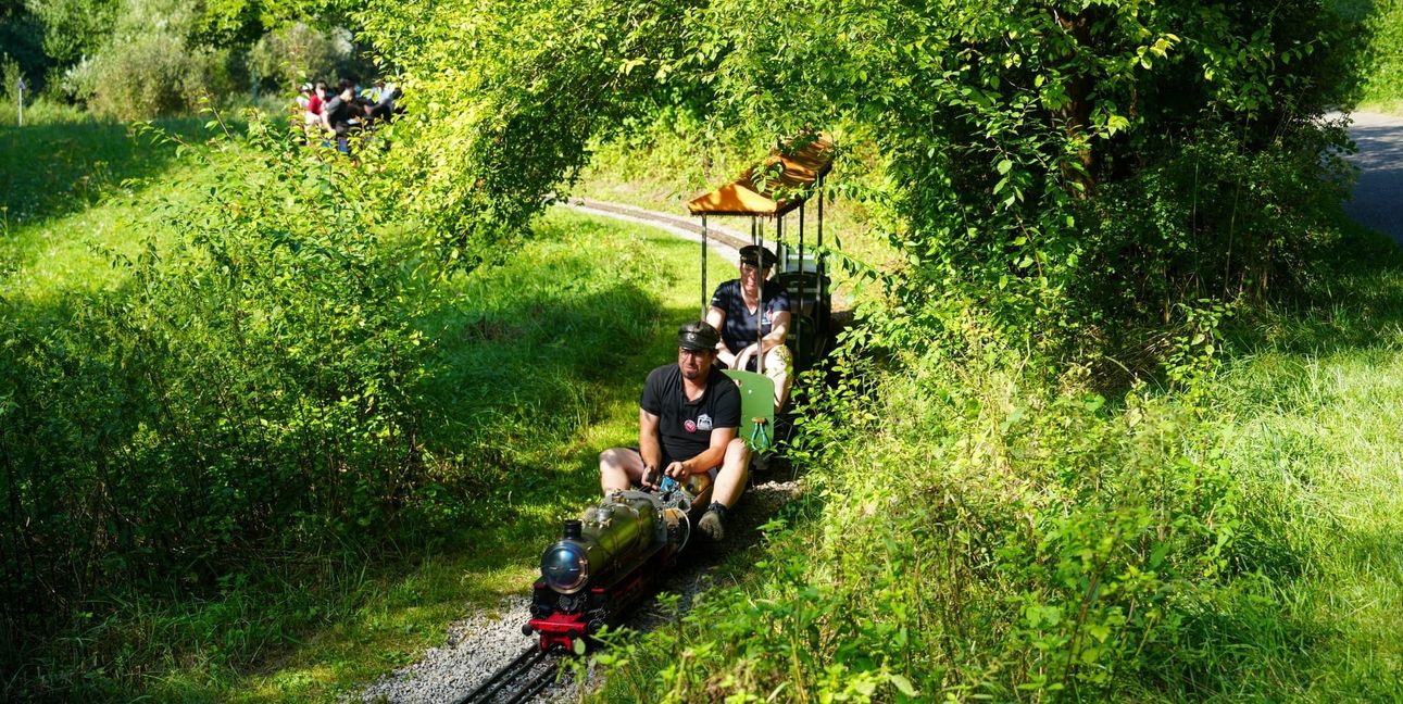 Die Dampfbahnfreunde laden in den Sommerhofenpark.
