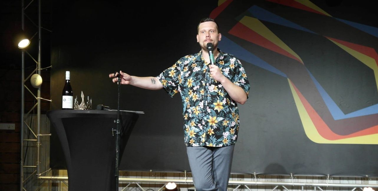 Elias Raatz präsentiert den Poetry-Slam.