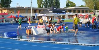 Der Fun-Run über 2000-m-Hindernis: Für viele Teilnehmer war der Wassergraben die besondere Attraktion.