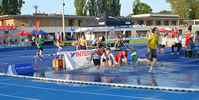 Der Fun-Run über 2000-m-Hindernis: Für viele Teilnehmer war der Wassergraben die besondere Attraktion.