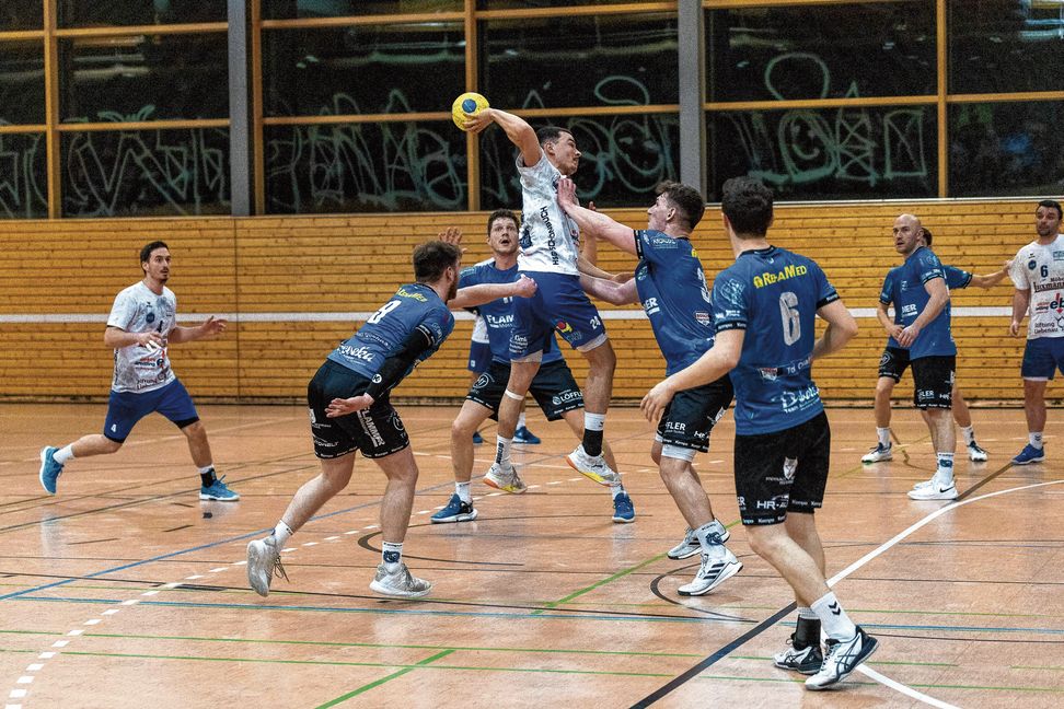 Timo Wolf trifft gegen den VfL Pfullingen 2 zwei Mal.  Die HSG kann nur phasenweise dagegenhalten. Bild: Eibner