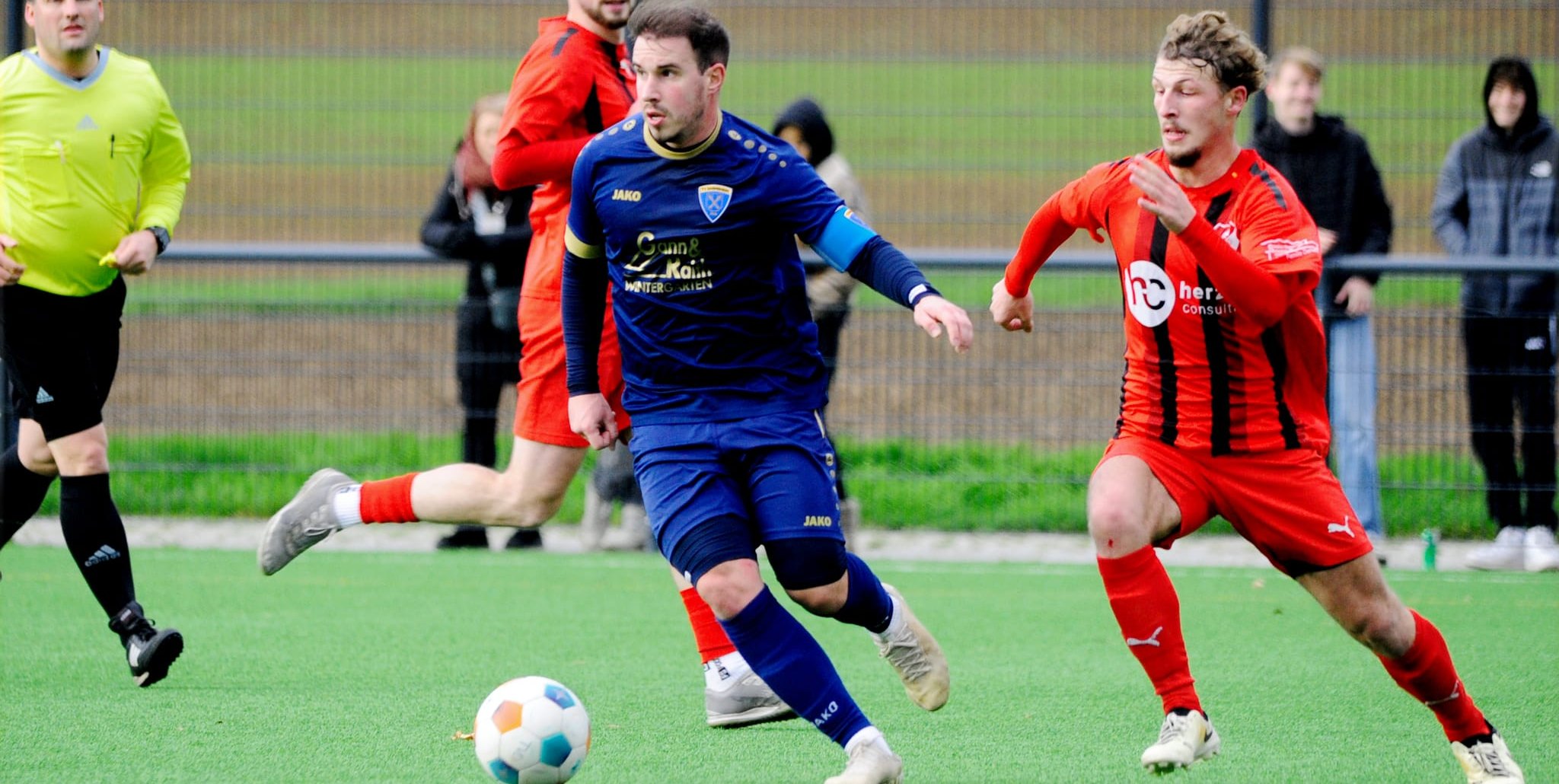 Darmsheims Simon Lindner (blaues Trikot) erzielte das zwischenzeitliche 1:0 bei der 2:4-Niederlage gegen Neuhausen. Auf Schiedsrichter Dominik Wagner ist der TVD überhaupt nicht gut zu sprechen.