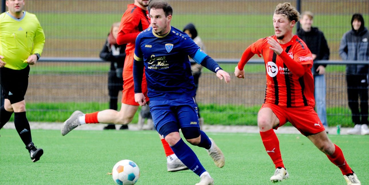 Darmsheims Simon Lindner (blaues Trikot) erzielte das zwischenzeitliche 1:0 bei der 2:4-Niederlage gegen Neuhausen. Auf Schiedsrichter Dominik Wagner ist der TVD überhaupt nicht gut zu sprechen.