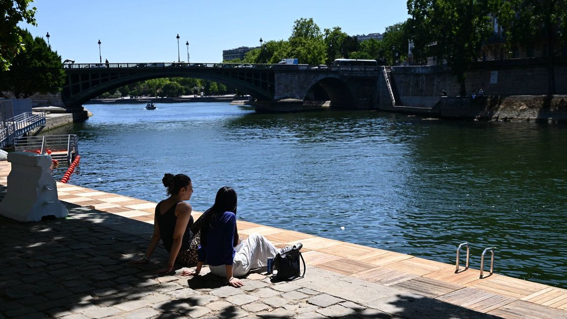 Die drei Badestellen bestehen aus Sonnendecks, die auf Luftkissen ruhen, Umkleidekabinen und Duschen.