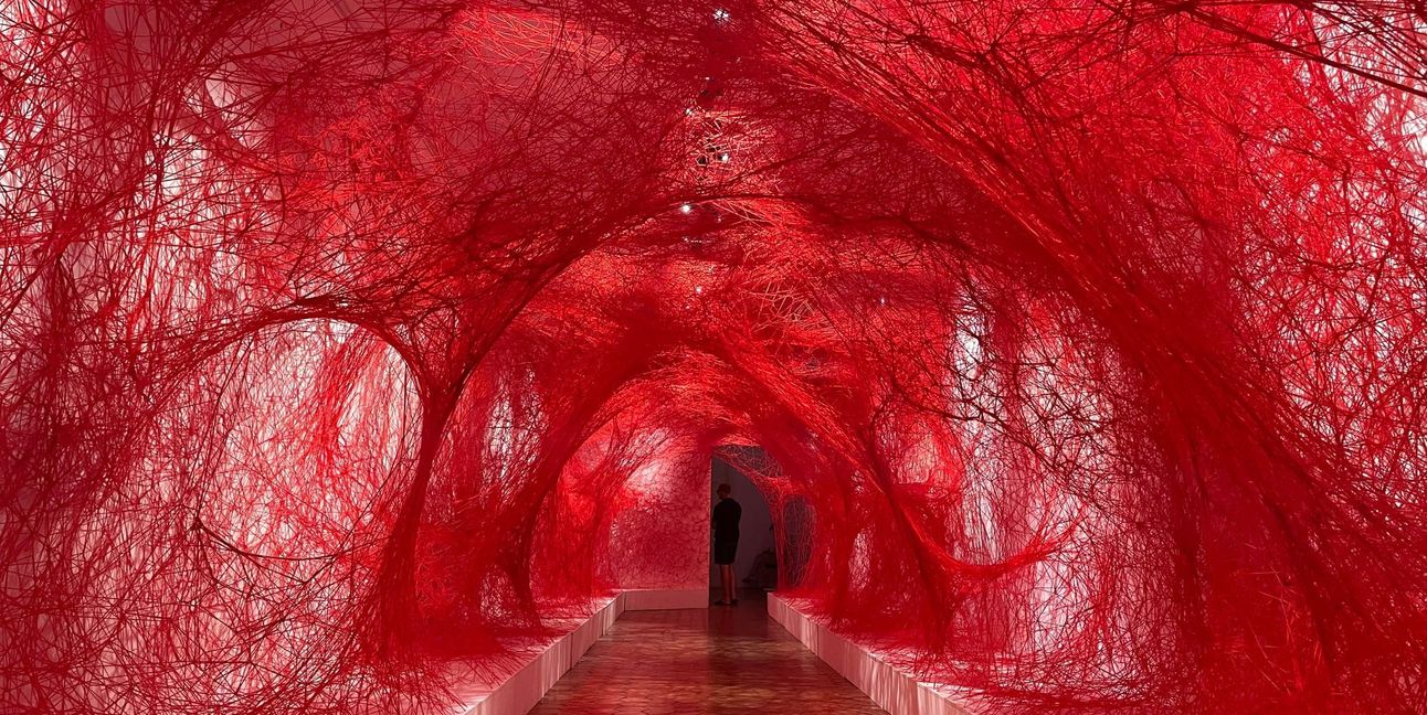 Einer der bisherigen Hingucker im Schauwerk: Mit einem Netzwerk aus roten Fäden war die Japanerin Chiharu Shiota nach der Installation „Silent Word“ im Sindelfinger Schauwerk bei der Biennale im südfranzösischen Aix-en-Provence vertreten.