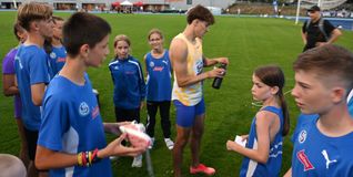 Alexander Stepanov wurde bei der Blue Track Night von den jugendlichen Autogrammjägern des VfL Sindelfingen umlagert.