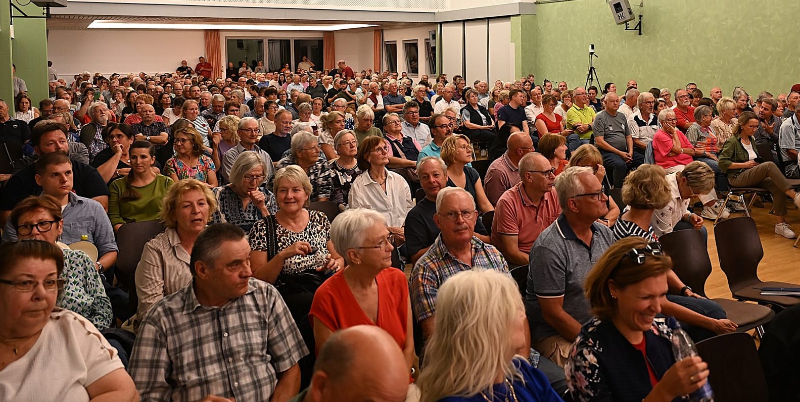 500 Besucher durften zur Kandidatenvorstellung in die Gemeindehalle. Um eine Überfüllung zu vermeiden, wurde mehreren Interessenten der Zutritt verwehrt.