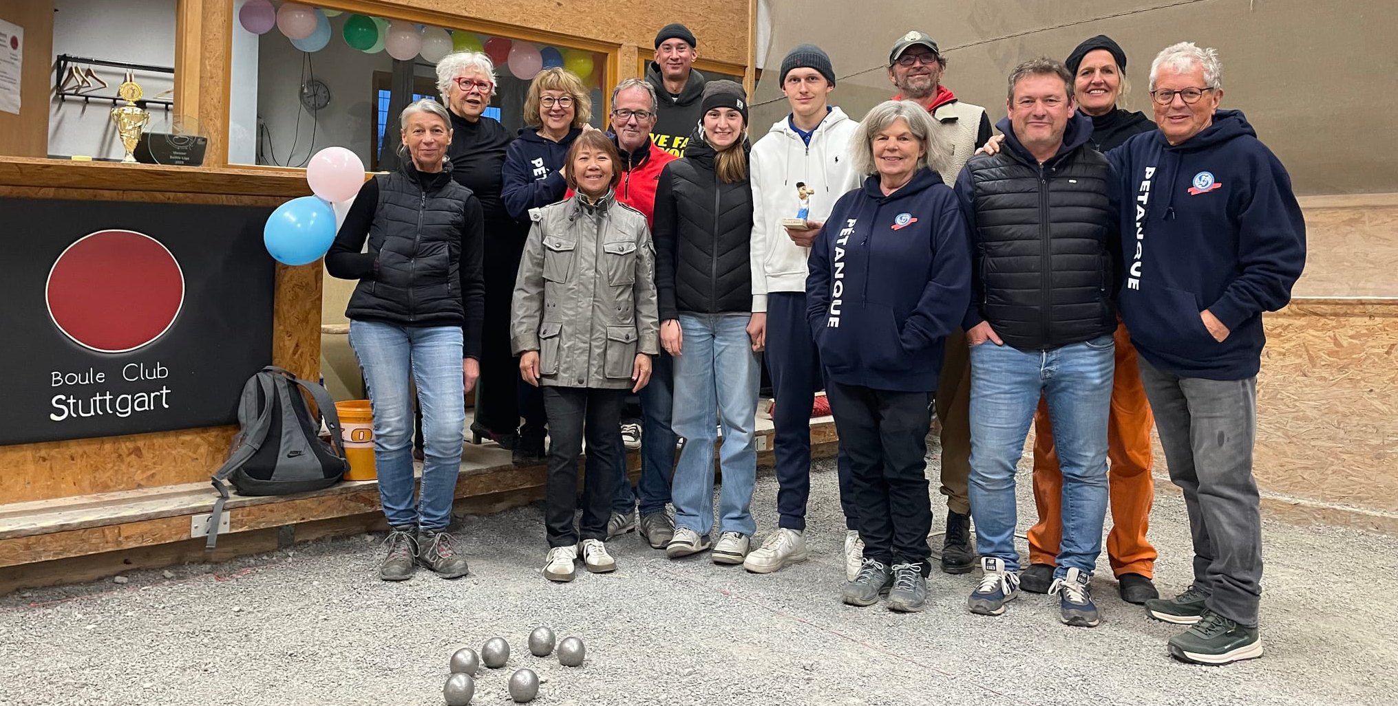 Béla Mössinger (mit weißer Jacke und Pokal) hat die erste Vereinsmeisterschaft der Boule- und Pétanque-Abteilung des VfL Sindelfingen gewonnen.