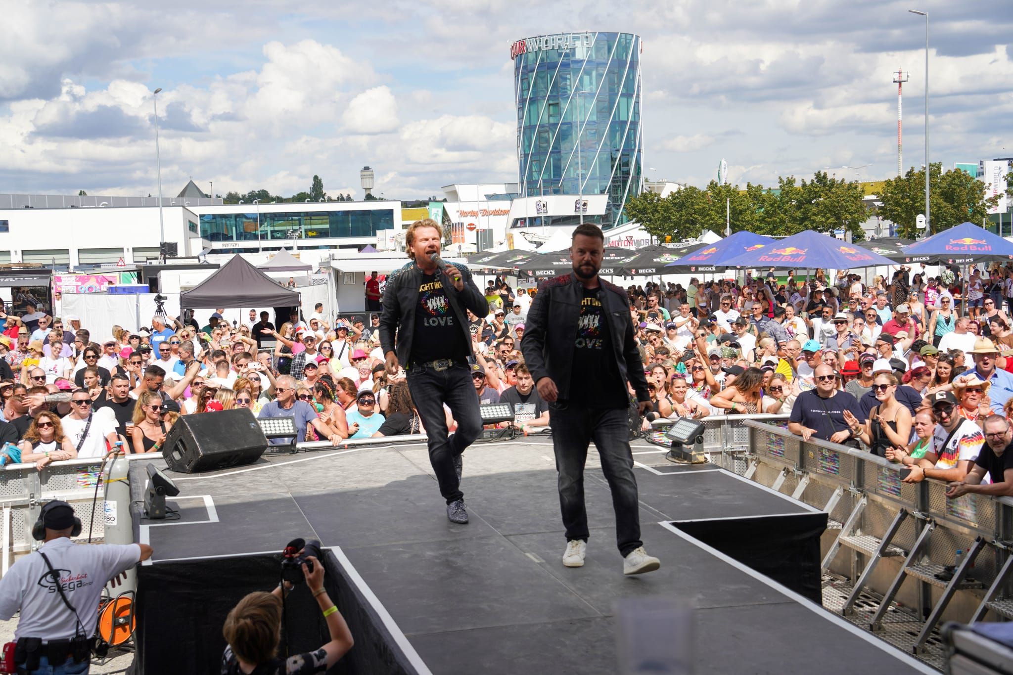 Ein ganzes Jahrzehnt voller Popkultur stand im Mittelpunkt bei der "90er Party" auf dem Flugfeld.