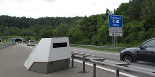 Mit etwas Glück sieht man die Mobilern Blitzer, genannt Enforcement Trailer, schon vom Weitem. Ansonsten erst, wennes geblitzt hat.