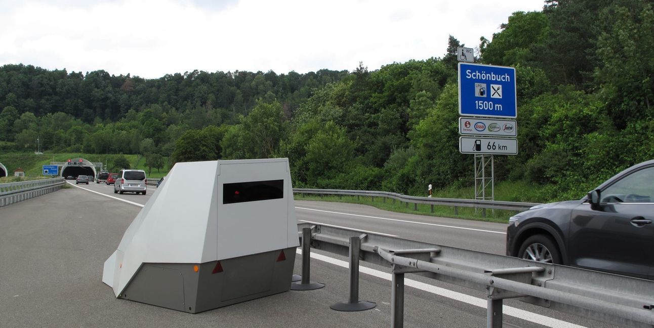 Mit etwas Glück sieht man die Mobilern Blitzer, genannt Enforcement Trailer, schon vom Weitem. Ansonsten erst, wennes geblitzt hat.
