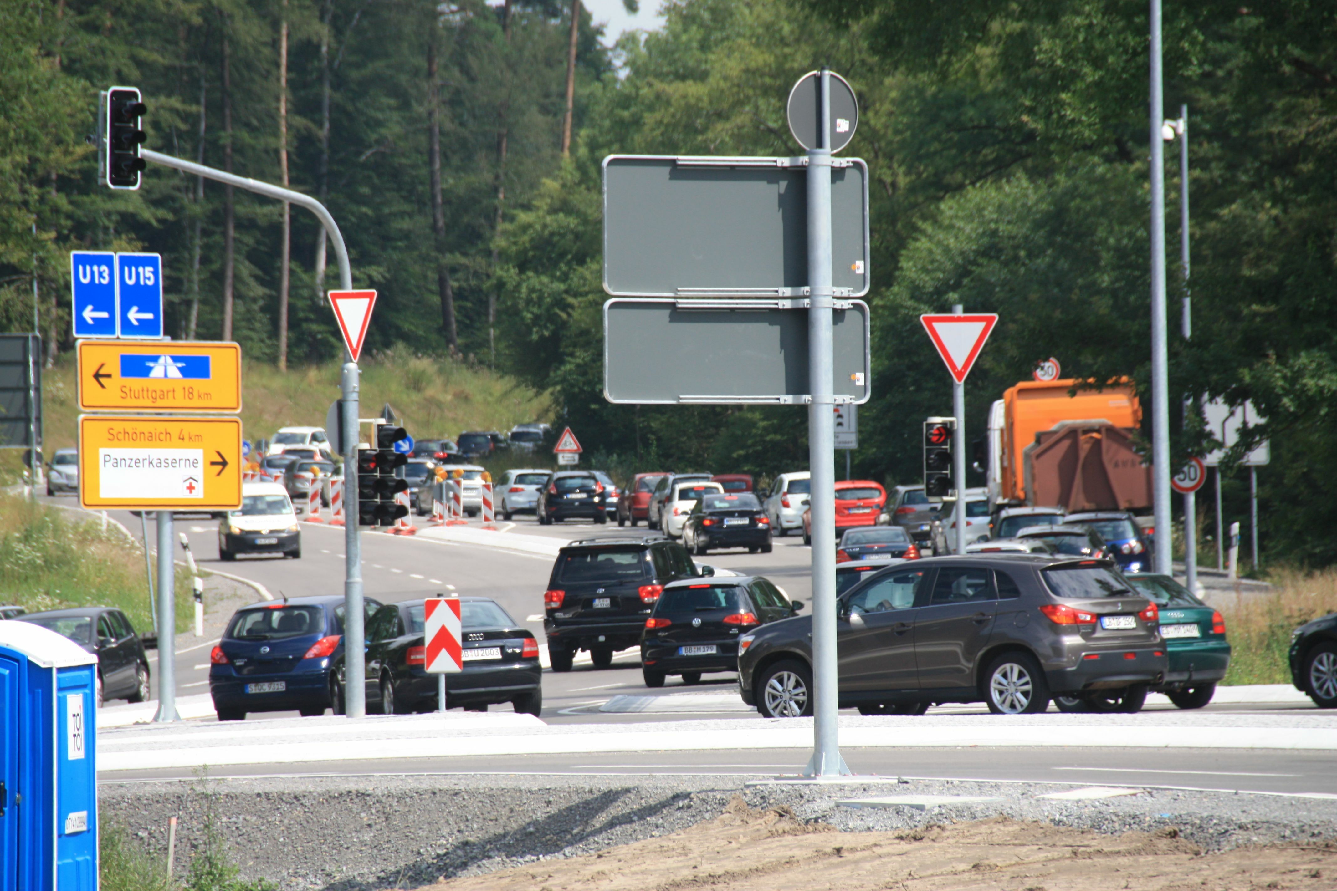 Noch immer quält sich der Verkehr in Stoßzeiten in Richtung Schönaich. Bild: Jung