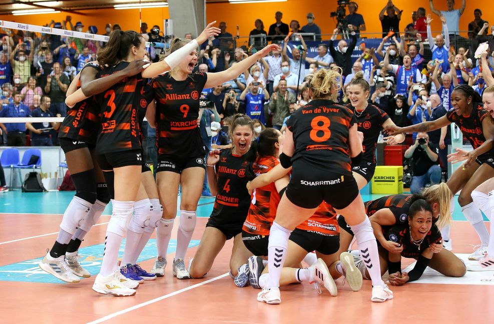 Die Stuttgarter Volleyballerinnen nach dem Matchball, der ihnen die deutsche Meisterschaft beschert.
