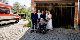 Das DRK-Team hat die Großeltern von Dagersheim zur Hochzeit der Enkelin nach Degerloch gefahren.