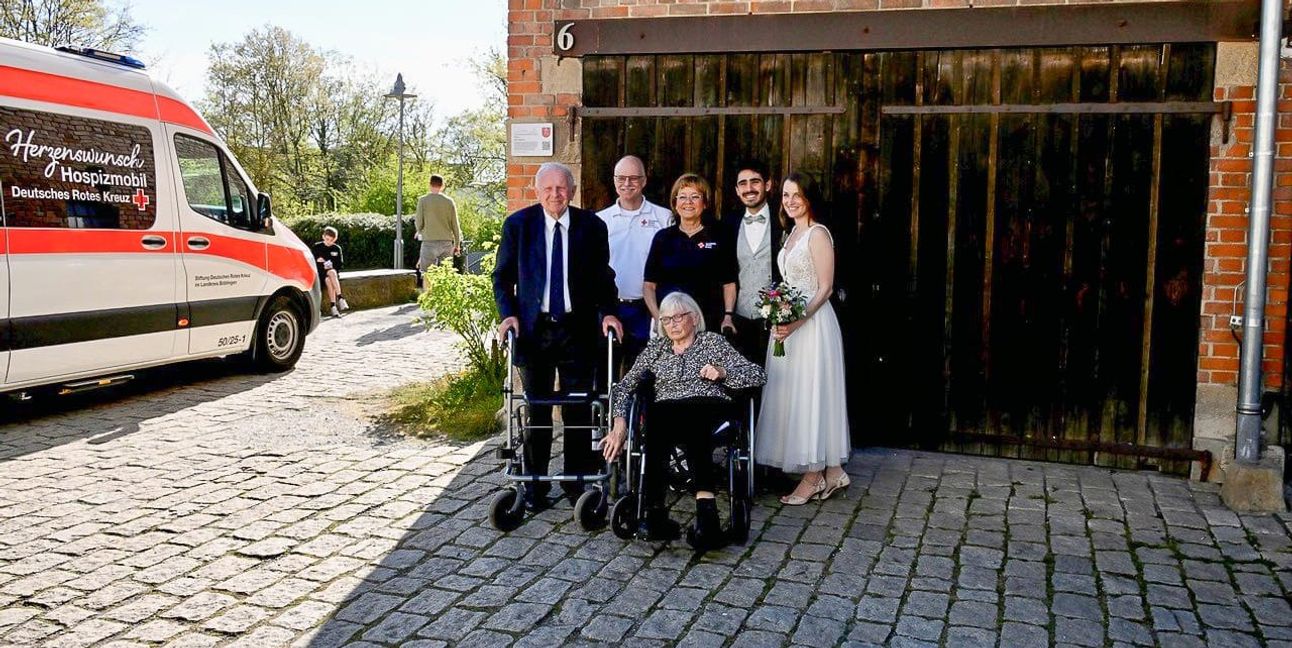 Das DRK-Team hat die Großeltern von Dagersheim zur Hochzeit der Enkelin nach Degerloch gefahren.