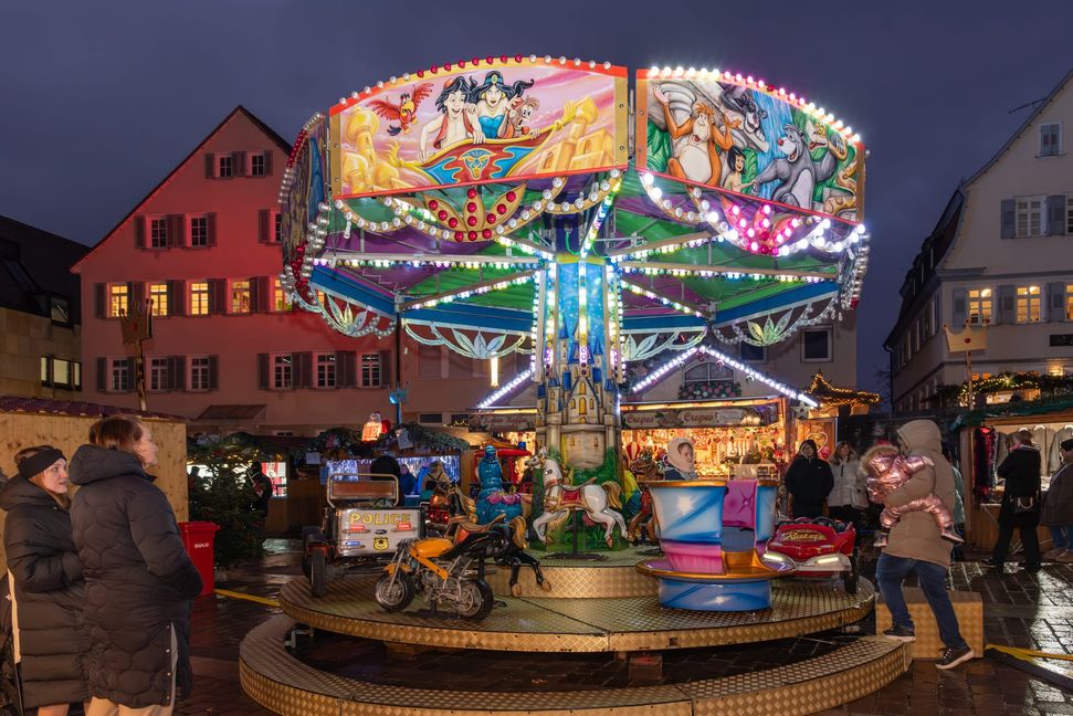 Das Kinderkarussell dreht schon seit Mittag seine Runden. Bild: Nüßle