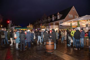 Am frühen Abend trotzen viele Besucher auf dem Böblinger Marktplatz dem nasskalten Wetter.  Bild:  Nüßle